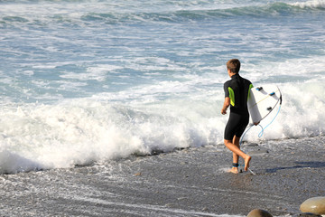 surfista con tabla metiendose al agua 4M0A3666-A19