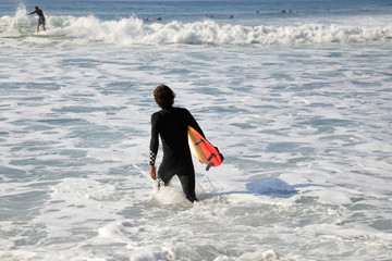 surfista con tabla metiendose al agua 4M0A3812-A19
