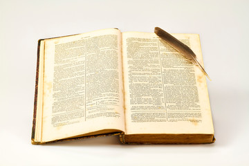 Obraz premium Vintage antique book with pen against white background