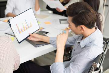 Fototapeta premium A group of Asian businessmen are discussing.