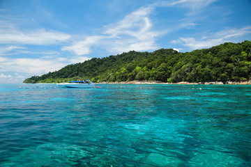 Fototapeta premium Beautiful turquoise tropical ocean and lush green islands (Similan Islands, Thailand)