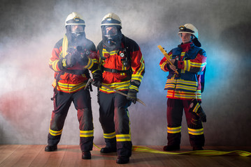 Feuerwehrtrupp mit Atemschutz an der Brandgrenze, Sicherung und Überwachung durch Gruppenführer