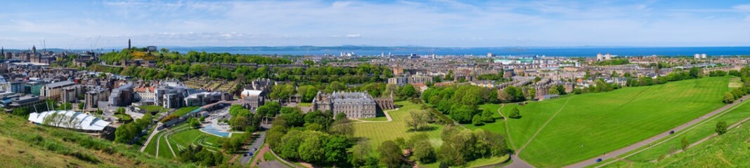 Fototapeta na wymiar Panorama mit dem Holyrood Palace vom Archer´s SEat aus gesehedn