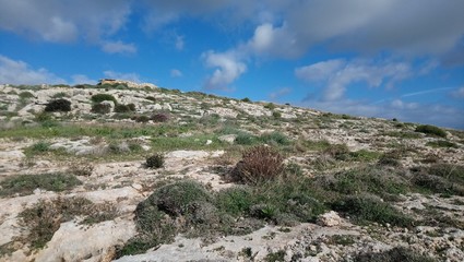Fototapeta na wymiar Malta karge felsige Landschaft rocky landscape hills