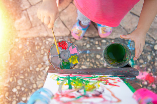 Children paint paint on paper