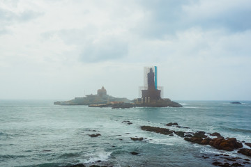 Obraz premium A small island and a statue under construction near the city of Kanyakumari. India