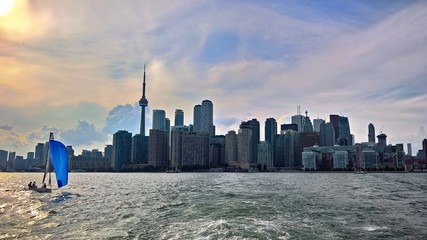 Fototapeta premium Segelboot vor Toronto Skyline