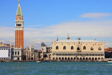 Fototapeta na wymiar le Campanile de Saint-Marc à Venise en Italie