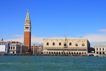 Fototapeta na wymiar le Campanile de Saint-Marc à Venise en Italie