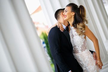 Naklejka premium Beautiful wedding couple posing outdoor