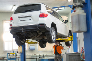 Fototapeta premium Samochód w centrum serwisowym