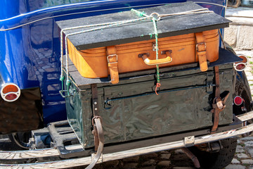 Malle arrière sur voiture ancienne