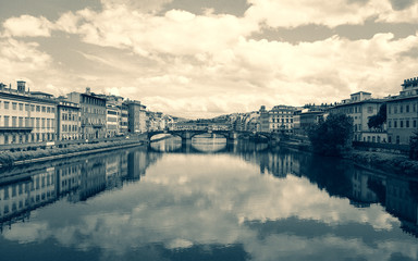 Fototapeta na wymiar view of the bridge in florence italy