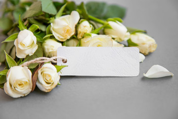 Obraz na płótnie Canvas Roses bouquet with blank copy space card, spring holidays greeting