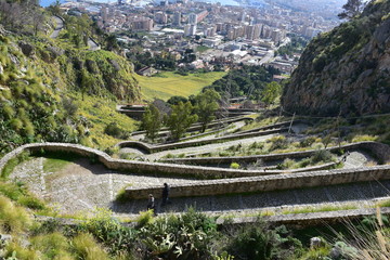 strada tortuosa che conduce i pellegrini al santuario di S. Rosalia su Monte Pellegrino Palermo,...