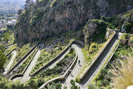 strada tortuosa che conduce i pellegrini al santuario di S. Rosalia su Monte Pellegrino Palermo, Sicilia. Chiamata dai palermitani " acchianata"