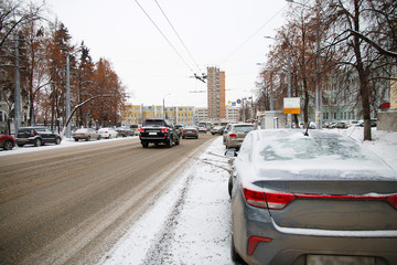 Obraz premium the first snow on the city road.