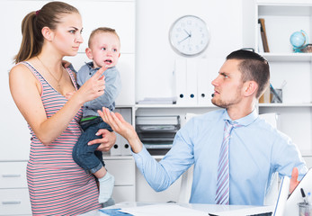 Obraz premium Angry mother quarreling with adult banker