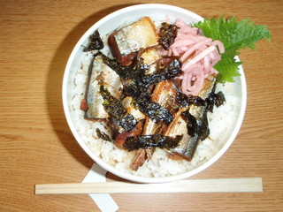 よし…この浅炊きさんまをのせて さんま丼にしてみよう
