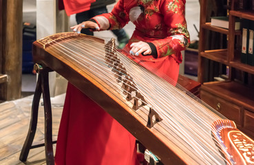 Obraz premium Women are playing zither, Chinese instruments