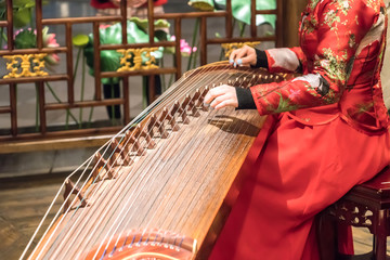 Women are playing zither, Chinese instruments