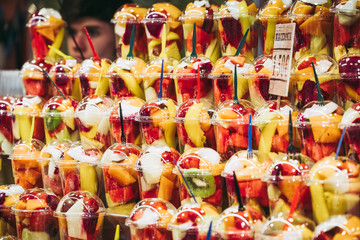 Gobelets de fruits frais, marché La Boqueria, Barcelone
