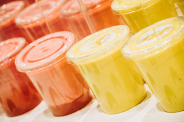 Smoothies, jus de fruits frais aux couleurs vives, marché couvert St Josep La Boqueria, Barcelone