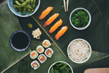 Sushi Platte mit Maki Rolls und Nigiri Lachs und Algen Salat, Edemame und Spinat Salat zum essn