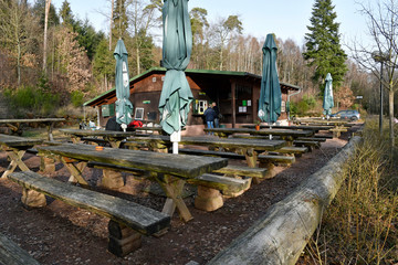 retzberghütte am retzbergweiher im winter