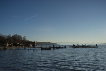 Bootshäuser am Starnberger See im Winter	