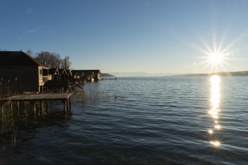 Fototapeta premium Bootshäuser am Starnberger See im Winter 