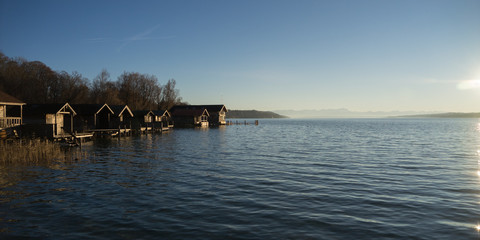 Bootshäuser am Starnberger See im Winter	