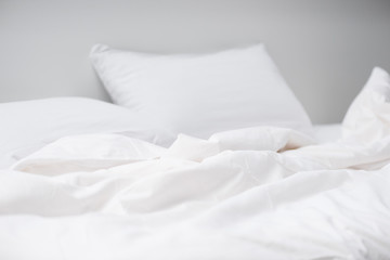 selective focus of empty cozy bed with white pillows and blanket
