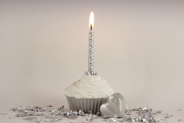 Kerze im Cupcake mit Herz in silber