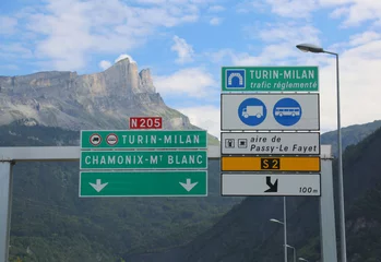 Rideaux velours Mont Blanc road sign on the border between Italy and France and directions