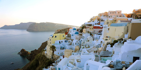 Obraz premium SANTORINI, GREECE - JULY 19, 2018: Stunning panoramic view of Santorini island with white houses and blue domes on famous Greek resort Oia, Greece, Europe.