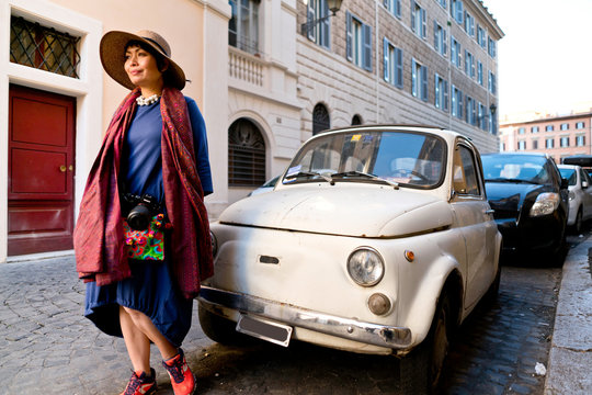 Femme à la mode et vieille Fiat 500 à Rome