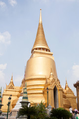 Naklejka premium Golden Phra Sri Rattana chedi building in Wat Phra Kaew temple within Grand Palace complex in Bangkok, Thailand