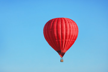 Naklejka premium Beautiful view of hot air balloon in blue sky
