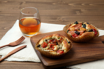 トマト ソーセージ フォカッチャ 総菜 ピザ パン テーブル