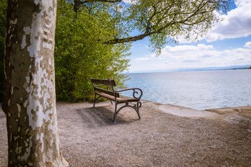 eine Sitzbank mit dem Blick auf den See (Bodensee)