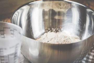 Brot backen mit Mehl, Wasser und den Knethaken eines Handrührgeräts.