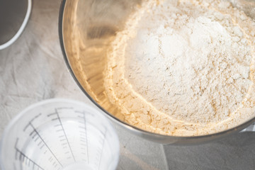 Brot backen mit Mehl, Wasser und den Knethaken eines Handrührgeräts.