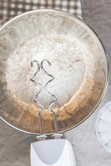 Brot backen mit Mehl, Wasser und den Knethaken eines Handrührgeräts.