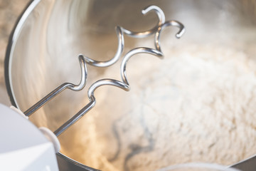 Brot backen in der Küche, Mit Mehl, Wasser und einem Rührgerät. 