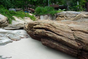 Obraz premium flaky rocks on yhe thailand beach