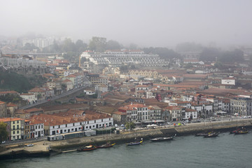 Fototapeta premium Fluss Douro in Porto mit Häusern am Fluss, Portugal