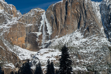 Fototapeta na wymiar Waterfall in Yosemite National Park