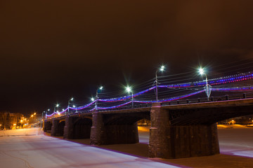 Fototapeta na wymiar traffic in city at night, мост в Твери ночью зимой