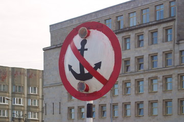 Sign for skippers. The anchor is not to throw the mooring of boats is prohibited.